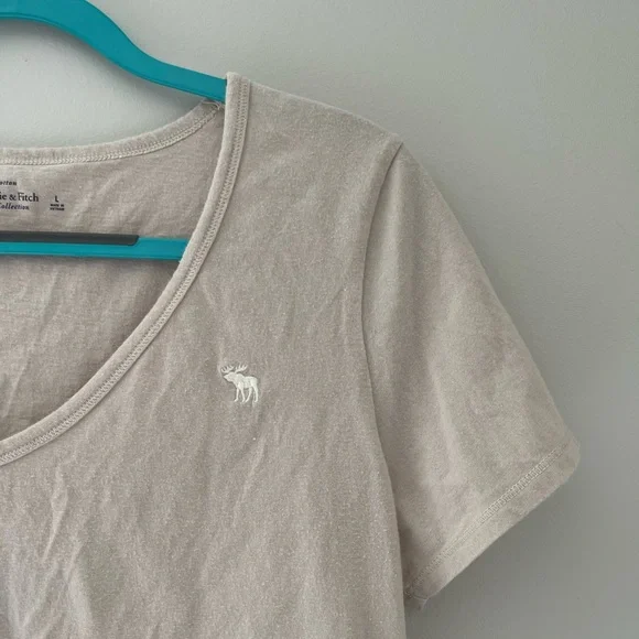 Abercrombie & Fitch Women's Light Beige V-Neck Tee - Picture 2 of 5